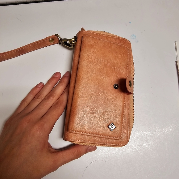 Wristlet wallet, like new.  Excellent condition - Picture 1 of 5